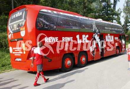 Fussball Bundesliga. Trainingslager 1. FC Koeln. Vereinsbus des 1. FC Koeln. Velden, am 14.7.2009.
Foto: Kuess
---
pressefotos, pressefotografie, kuess, qs, qspictures, sport, bild, bilder, bilddatenbank