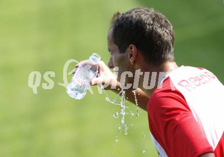 Fussball Bundesliga. Trainingslager 1. FC Koeln. Erfrischung. Velden, am 14.7.2009.
Foto: Kuess
---
pressefotos, pressefotografie, kuess, qs, qspictures, sport, bild, bilder, bilddatenbank