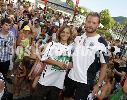 Fussball Bundesliga. Mannschaftspraesentation SK Austria Kaernten. Andreas schranz mit einem Gewinner. Klagenfurt, am 13.7.2009.
Foto: Kuess
---
pressefotos, pressefotografie, kuess, qs, qspictures, sport, bild, bilder, bilddatenbank