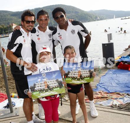 Fussball Bundesliga. Mannschaftspraesentation SK Austria Kaernten. Fernando Troyansky, Andre schembri, Sandro Jose Da Silva mit Fans. Klagenfurt, am 13.7.2009.
Foto: Kuess
---
pressefotos, pressefotografie, kuess, qs, qspictures, sport, bild, bilder, bilddatenbank