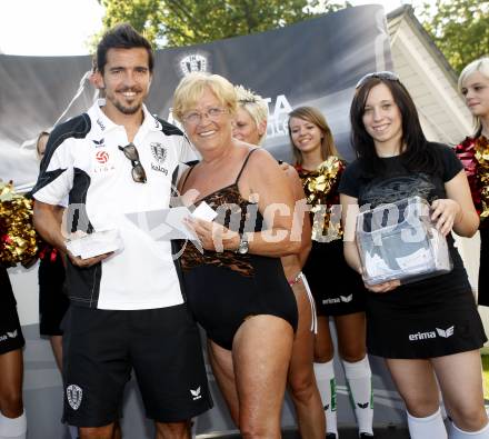 Fussball Bundesliga. Mannschaftspraesentation SK Austria Kaernten. Fernando Troyansky mit einer Gewinnerin. Klagenfurt, am 13.7.2009.
Foto: Kuess
---
pressefotos, pressefotografie, kuess, qs, qspictures, sport, bild, bilder, bilddatenbank