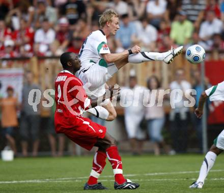 Fussball. Deutsche Bundesliga. Testspiel. Hannover 96 gegen 1. FC Koeln.
Jan Rosenthal (Hannover), Ishiaku Manasseh (Koeln). Bad Kleinkirchheim, 16.7.2009.
Foto: Kuess
---
pressefotos, pressefotografie, kuess, qs, qspictures, sport, bild, bilder, bilddatenbank