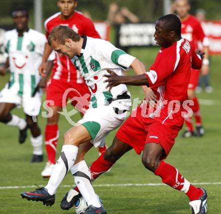 Fussball. Deutsche Bundesliga. Testspiel. Hannover 96 gegen 1. FC Koeln.
Konstantin Rausch (Hannover), Ishiaku Manasseh (Koeln). Bad Kleinkirchheim, 16.7.2009.
Foto: Kuess
---
pressefotos, pressefotografie, kuess, qs, qspictures, sport, bild, bilder, bilddatenbank