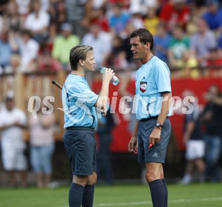 Fussball. Deutsche Bundesliga. Testspiel. Hannover 96 gegen 1. FC Koeln.
Erfrischung fuer Schiedsrichter Thorsten Obwurzer und Krassnitzer. Bad Kleinkirchheim, 16.7.2009.
Foto: Kuess
---
pressefotos, pressefotografie, kuess, qs, qspictures, sport, bild, bilder, bilddatenbank