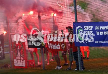 Fussball. Deutsche Bundesliga. Testspiel. Hannover 96 gegen 1. FC Koeln.
Fans, Bengalische Feuer. Bad Kleinkirchheim, 16.7.2009.
Foto: Kuess
---
pressefotos, pressefotografie, kuess, qs, qspictures, sport, bild, bilder, bilddatenbank