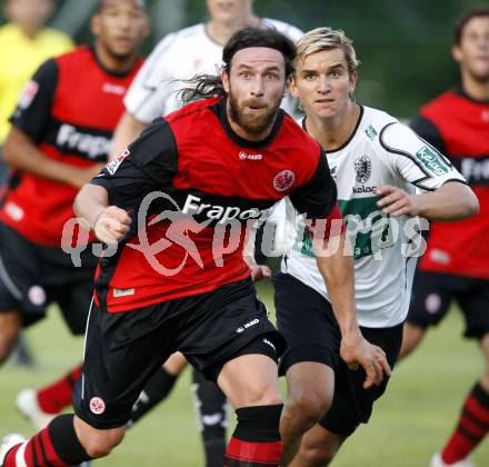 Fussball. Testspiel. SK Austria Kaernten gegen Eintracht Frankfurt. Peter Pucker (Austria Kaernten), Ioannis Amanatidis  (Frankfurt). Hermagor, 20.7.2009.
Foto: Kuess
---
pressefotos, pressefotografie, kuess, qs, qspictures, sport, bild, bilder, bilddatenbank