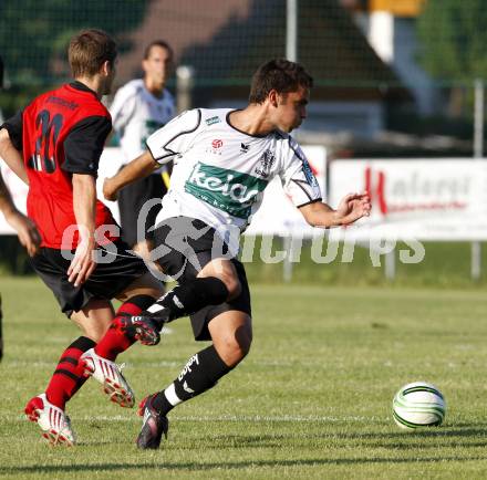 Fussball. Testspiel. SK Austria Kaernten gegen Eintracht Frankfurt. Markus Pink (Austria Kaernten), Pirmin Schwegler (Frankfurt). Hermagor, 20.7.2009.
Foto: Kuess
---
pressefotos, pressefotografie, kuess, qs, qspictures, sport, bild, bilder, bilddatenbank