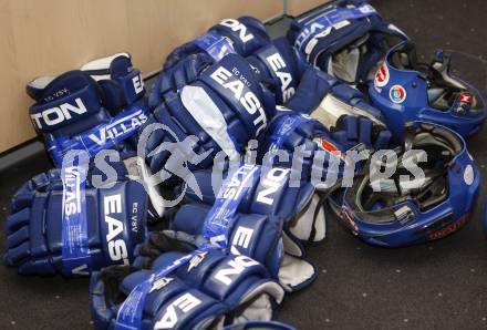 EBEL. Eishockey Bundesliga. Training VSV. Handschuhe, Helme. Villach, am 22.7.2009.
Foto: Kuess
---
pressefotos, pressefotografie, kuess, qs, qspictures, sport, bild, bilder, bilddatenbank