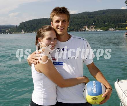 Beachvolleyball. Alexander Huber mit Freundin Barbara Schmerlaib. Klagenfurt, am 28.7.2008.
Foto: Kuess
---
pressefotos, pressefotografie, kuess, qs, qspictures, sport, bild, bilder, bilddatenbank