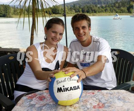 Beachvolleyball. Alexander Huber mit Freundin Barbara Schmerlaib. Klagenfurt, am 28.7.2008.
Foto: Kuess
---
pressefotos, pressefotografie, kuess, qs, qspictures, sport, bild, bilder, bilddatenbank