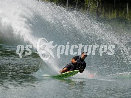 Wasserski. Austrian Nationals.  Slalom. Michael Wienerroither.  Lendorf, 25.7.2009.
Foto: Kuess
---
pressefotos, pressefotografie, kuess, qs, qspictures, sport, bild, bilder, bilddatenbank