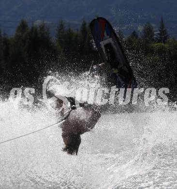 Wasserski. Trick. Seppi Grosek. Lendorf, 26.7.2009.
Foto: Kuess
---
pressefotos, pressefotografie, kuess, qs, qspictures, sport, bild, bilder, bilddatenbank