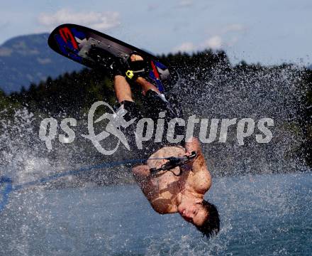 Wasserski. Oesterreichische Meisterschaft. Tricks. Figurenlauf. Seppi Grosek. Lendorf, 26.7.2009.
Foto: Kuess
---
pressefotos, pressefotografie, kuess, qs, qspictures, sport, bild, bilder, bilddatenbank