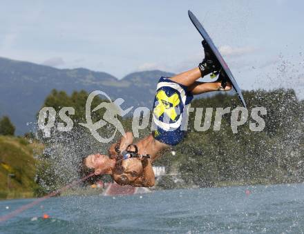 Wasserski. Oesterreichische Meisterschaft. Tricks. Figurenlauf. Gregor Grutschnig. Lendorf, 26.7.2009.
Foto: Kuess
---
pressefotos, pressefotografie, kuess, qs, qspictures, sport, bild, bilder, bilddatenbank