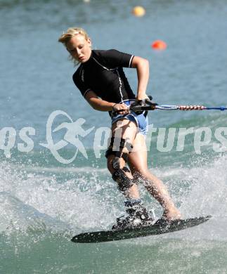 Wasserski. Trick. Huemer Hanna. Lendorf, 26.7.2009.
Foto: Kuess
---
pressefotos, pressefotografie, kuess, qs, qspictures, sport, bild, bilder, bilddatenbank