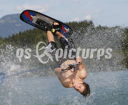 Wasserski. Oesterreichische Meisterschaft. Tricks. Figurenlauf. Seppi Grosek. Lendorf, 26.7.2009.
Foto: Kuess
---
pressefotos, pressefotografie, kuess, qs, qspictures, sport, bild, bilder, bilddatenbank