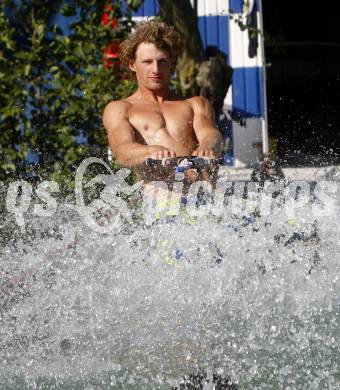 Wasserski. Oesterreichische Meisterschaft. Tricks. Figurenlauf. Gregor Grutschnig. Lendorf, 26.7.2009.
Foto: Kuess
---
pressefotos, pressefotografie, kuess, qs, qspictures, sport, bild, bilder, bilddatenbank