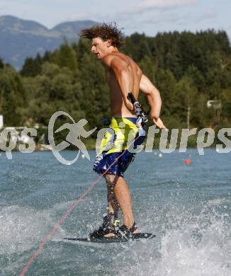 Wasserski. Trick. Gregor Grutschnig. Lendorf, 26.7.2009.
Foto: Kuess
---
pressefotos, pressefotografie, kuess, qs, qspictures, sport, bild, bilder, bilddatenbank