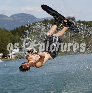 Wasserski. Trick. Seppi Grosek. Lendorf, 26.7.2009.
Foto: Kuess
---
pressefotos, pressefotografie, kuess, qs, qspictures, sport, bild, bilder, bilddatenbank