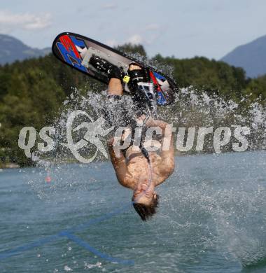 Wasserski. Trick. Seppi Grosek. Lendorf, 26.7.2009.
Foto: Kuess
---
pressefotos, pressefotografie, kuess, qs, qspictures, sport, bild, bilder, bilddatenbank