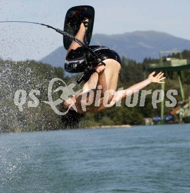 Wasserski. Trick. Seppi Grosek. Lendorf, 26.7.2009.
Foto: Kuess
---
pressefotos, pressefotografie, kuess, qs, qspictures, sport, bild, bilder, bilddatenbank