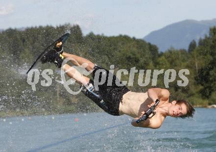 Wasserski. Oesterreichische Meisterschaft. Tricks. Figurenlauf. Seppi Grosek. Lendorf, 26.7.2009.
Foto: Kuess
---
pressefotos, pressefotografie, kuess, qs, qspictures, sport, bild, bilder, bilddatenbank