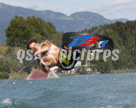 Wasserski. Trick. Gregor Grutschnig. Lendorf, 26.7.2009.
Foto: Kuess
---
pressefotos, pressefotografie, kuess, qs, qspictures, sport, bild, bilder, bilddatenbank