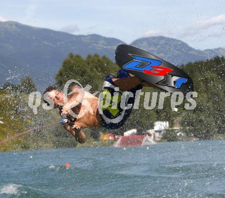 Wasserski. Trick. Gregor Grutschnig. Lendorf, 26.7.2009.
Foto: Kuess
---
pressefotos, pressefotografie, kuess, qs, qspictures, sport, bild, bilder, bilddatenbank