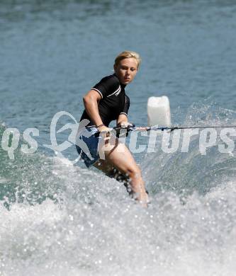 Wasserski. trick. Huemer Hanna. Lendorf, 26.7.2009.
Foto: Kuess
---
pressefotos, pressefotografie, kuess, qs, qspictures, sport, bild, bilder, bilddatenbank