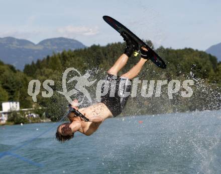 Wasserski. Trick. Seppi Grosek. Lendorf, 26.7.2009.
Foto: Kuess
---
pressefotos, pressefotografie, kuess, qs, qspictures, sport, bild, bilder, bilddatenbank