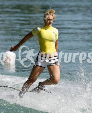 Wasserski. Trick. Irena Rohrer. Lendorf, 26.7.2009.
Foto: Kuess
---
pressefotos, pressefotografie, kuess, qs, qspictures, sport, bild, bilder, bilddatenbank