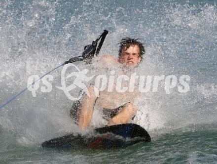 Wasserski. Oesterreichische Meisterschaft. Tricks. Figurenlauf. Seppi Grosek. Lendorf, 26.7.2009.
Foto: Kuess
---
pressefotos, pressefotografie, kuess, qs, qspictures, sport, bild, bilder, bilddatenbank