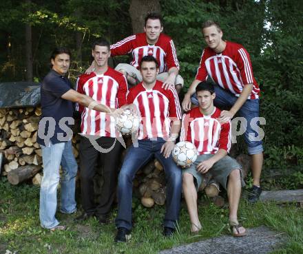 Fussball Unterliga Ost. Vorschaufoto Saison 2009/2010. ATUS Ferlach. Trainer Igor Strugger, Mario Verdel, Christian Kanzian, Ivo Mueller, Fabian Stornig, Tobias Oblak. Ferlach, am 27.7.2009.
Foto: Kuess
---
pressefotos, pressefotografie, kuess, qs, qspictures, sport, bild, bilder, bilddatenbank