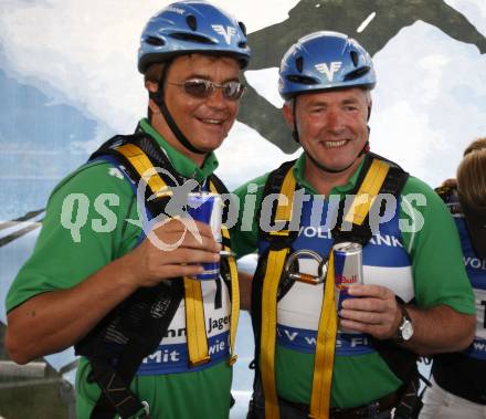 Beachvolleyball. Organisator Hannes Jagerhofer, Landeshauptmann Gerhard Doerfler. Klagenfurt, 28.7.2009.
Foto: Kuess
---
pressefotos, pressefotografie, kuess, qs, qspictures, sport, bild, bilder, bilddatenbank