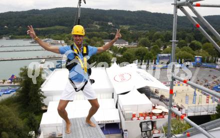 Beachvolleyball Grand Slam. Hannes Krainz vor dem Flug vom Volksbank Tower. Klagenfurt, am 28.7.2009.
Foto: Kuess
---
pressefotos, pressefotografie, kuess, qs, qspictures, sport, bild, bilder, bilddatenbank