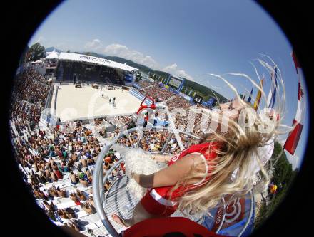 Beachvolleyball. Fans, Eskimo Girl. Klagenfurt, 30.7.2009.
Foto: Kuess 
---
pressefotos, pressefotografie, kuess, qs, qspictures, sport, bild, bilder, bilddatenbank