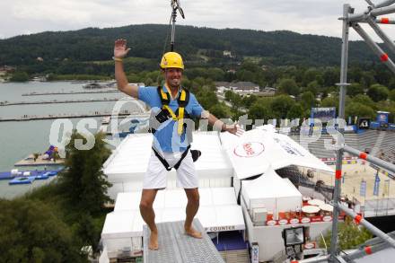 Beachvolleyball Grand Slam. Hannes Krainz vor dem Flug vom Volksbank Tower. Klagenfurt, am 28.7.2009.
Foto: Kuess
---
pressefotos, pressefotografie, kuess, qs, qspictures, sport, bild, bilder, bilddatenbank