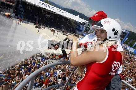 Beachvolleyball. Fans, Eskimo Girl. Klagenfurt, 30.7.2009.
Foto: Kuess 

---
pressefotos, pressefotografie, kuess, qs, qspictures, sport, bild, bilder, bilddatenbank