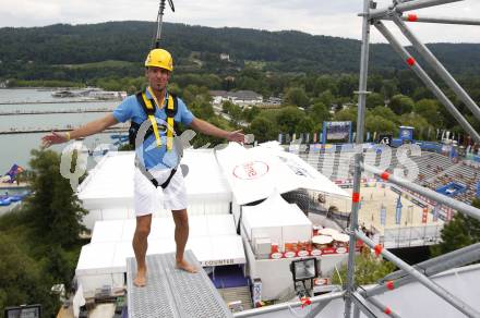 Beachvolleyball Grand Slam. Hannes Krainz vor dem Flug vom Volksbank Tower. Klagenfurt, am 28.7.2009.
Foto: Kuess
---
pressefotos, pressefotografie, kuess, qs, qspictures, sport, bild, bilder, bilddatenbank