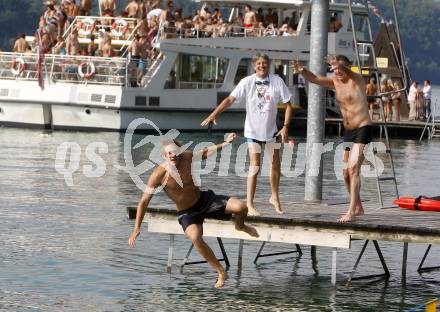 Woerthersee Ueberquerung. Peter Kaiser, Rene Swette, Ralf Moser. Krumpendorf, am 8.8.2009.
Foto: Kuess
---
pressefotos, pressefotografie, kuess, qs, qspictures, sport, bild, bilder, bilddatenbank