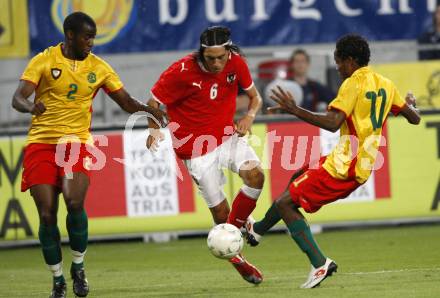 Fussball. Laenderspiel. Oesterreich gegen Kamerun. Yasin Pehlivan, (Oesterreich), Sebastien Bassong, Il Jean Makoun (Kamerun).  Klagenfurt, 11.9.2009.
Foto: Kuess

---
pressefotos, pressefotografie, kuess, qs, qspictures, sport, bild, bilder, bilddatenbank