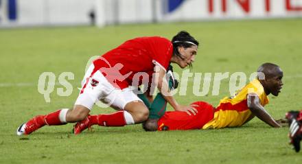 Fussball. Laenderspiel. Oesterreich gegen Kamerun. Yasin Pehlivan, (Oesterreich), Landry Nguemo (Kamerun).  Klagenfurt, 12.9.2009.
Foto: Kuess

---
pressefotos, pressefotografie, kuess, qs, qspictures, sport, bild, bilder, bilddatenbank