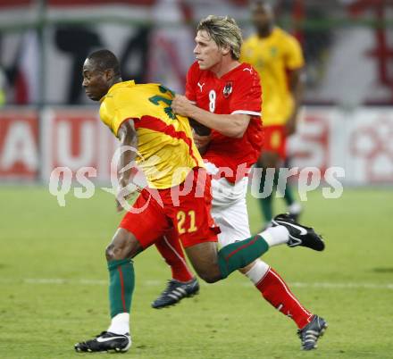 Fussball. Laenderspiel. Oesterreich gegen Kamerun. Christoph Leitgeb, (Oesterreich), Eyong Enoh (Kamerun).  Klagenfurt, 12.9.2009.
Foto: Kuess

---
pressefotos, pressefotografie, kuess, qs, qspictures, sport, bild, bilder, bilddatenbank