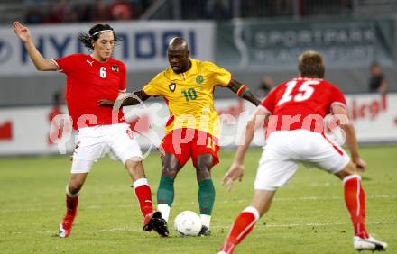 Fussball. Laenderspiel. Oesterreich gegen Kamerun. Yasin Pehlivan, Sebastia Proedl, (Oesterreich), Achille Emana (Kamerun).  Klagenfurt, 12.9.2009.
Foto: Kuess

---
pressefotos, pressefotografie, kuess, qs, qspictures, sport, bild, bilder, bilddatenbank