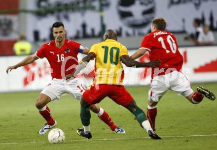 Fussball. Laenderspiel. Oesterreich gegen Kamerun. Paul Scharner, (Oesterreich), Achille Emana (Kamerun).  Klagenfurt, 11.9.2009.
Foto: Kuess

---
pressefotos, pressefotografie, kuess, qs, qspictures, sport, bild, bilder, bilddatenbank