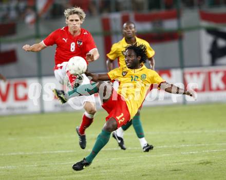 Fussball. Laenderspiel. Oesterreich gegen Kamerun. Christoph Leitgeb, (Oesterreich), Daniel Ngom Kome (Kamerun).  Klagenfurt, 12.9.2009.
Foto: Kuess

---
pressefotos, pressefotografie, kuess, qs, qspictures, sport, bild, bilder, bilddatenbank