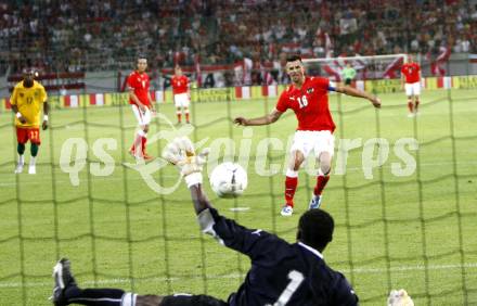 Fussball Laenderspiel Oesterreich gegen Kamerun. Paul Scharner (Oesterreich), Idriss Carlos Kameni (Kamerun). Klagenfurt, am 12.8.2009.
Foto: Kuess
---
pressefotos, pressefotografie, kuess, qs, qspictures, sport, bild, bilder, bilddatenbank