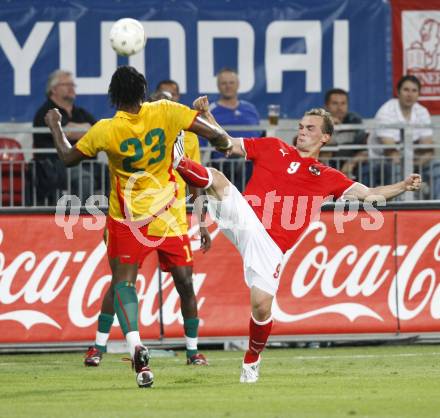 Fussball. Laenderspiel. Oesterreich gegen Kamerun. Erwin Hofer (Oesterreich), Bikey Andre Stephane (Kamerun).  Klagenfurt, 12.9.2009.
Foto: Kuess

---
pressefotos, pressefotografie, kuess, qs, qspictures, sport, bild, bilder, bilddatenbank