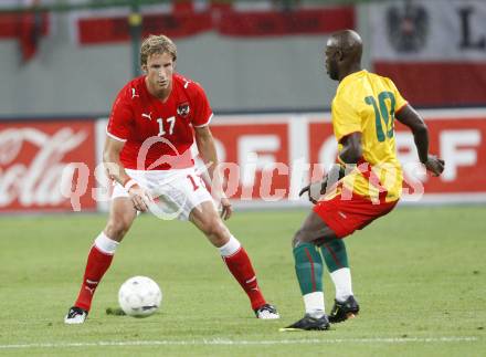 Fussball Laenderspiel Oesterreich gegen Kamerun. Marc Janko (Oesterreich), Achille Emana (Kamerun). Klagenfurt, am 12.8.2009.
Foto: Kuess
---
pressefotos, pressefotografie, kuess, qs, qspictures, sport, bild, bilder, bilddatenbank