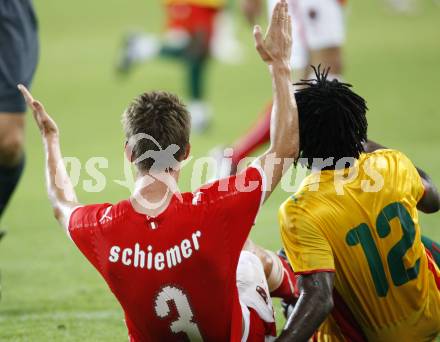 Fussball. Laenderspiel. Oesterreich gegen Kamerun. Franz Schiemer (Oesterreich), Daniel Ngom Kome (Kamerun).  Klagenfurt, 12.9.2009.
Foto: Kuess

---
pressefotos, pressefotografie, kuess, qs, qspictures, sport, bild, bilder, bilddatenbank